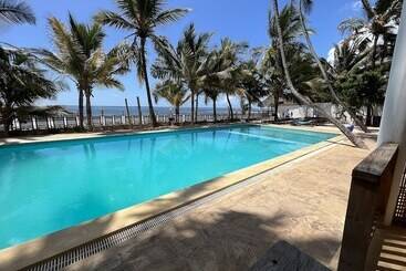 تختخواب و صبحانه Sky And Sand Zanzibar Beach Resort