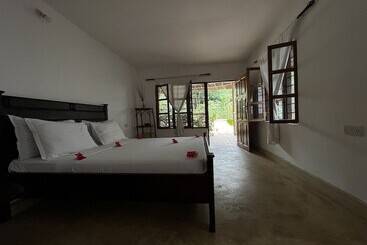 تختخواب و صبحانه Sky And Sand Zanzibar Beach Resort