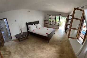 تختخواب و صبحانه Sky And Sand Zanzibar Beach Resort