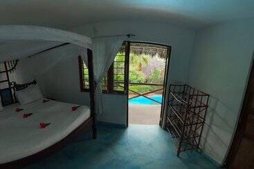 تختخواب و صبحانه Sky And Sand Zanzibar Beach Resort