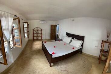 تختخواب و صبحانه Sky And Sand Zanzibar Beach Resort