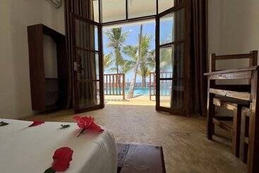 تختخواب و صبحانه Sky And Sand Zanzibar Beach Resort