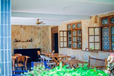 تختخواب و صبحانه Ondo House