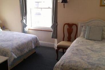 Myrtle House Hotel Tenby