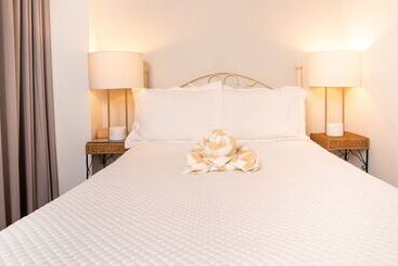 هتل Lazy Parrot Inn