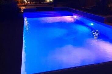 تختخواب و صبحانه La Villa Provençale