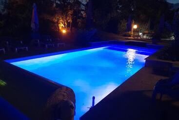 تختخواب و صبحانه La Villa Provençale