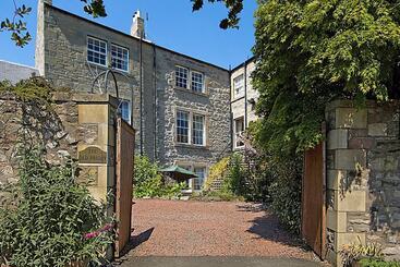 تختخواب و صبحانه The Old Priory Guesthouse