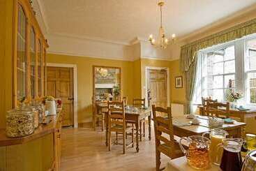 تختخواب و صبحانه The Old Priory Guesthouse