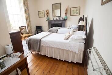 تختخواب و صبحانه The Old Priory Guesthouse