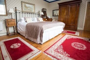 تختخواب و صبحانه The Old Priory Guesthouse