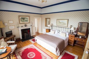تختخواب و صبحانه The Old Priory Guesthouse
