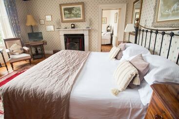 تختخواب و صبحانه The Old Priory Guesthouse