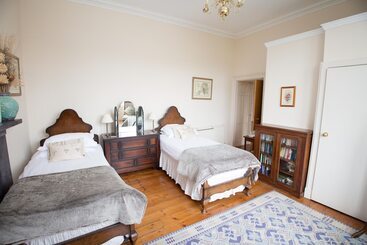 تختخواب و صبحانه The Old Priory Guesthouse