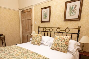 تختخواب و صبحانه The Old Priory Guesthouse