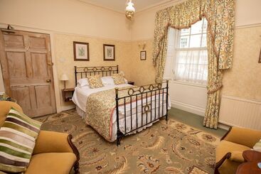 تختخواب و صبحانه The Old Priory Guesthouse
