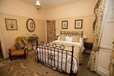 تختخواب و صبحانه The Old Priory Guesthouse