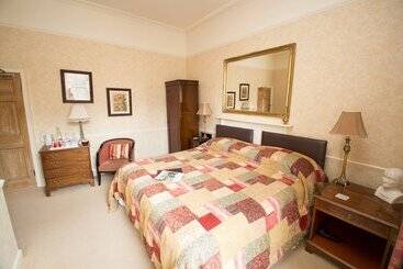 تختخواب و صبحانه The Old Priory Guesthouse