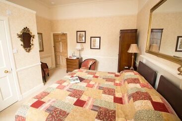 تختخواب و صبحانه The Old Priory Guesthouse