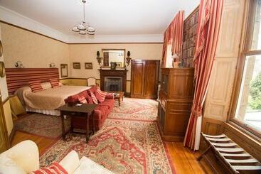 تختخواب و صبحانه The Old Priory Guesthouse