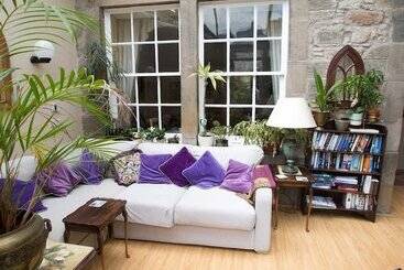 تختخواب و صبحانه The Old Priory Guesthouse