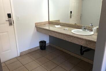 هتل Starlight Inn, Valley Blvd   Downtown La