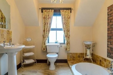 پانسیون Kesh Country Manor