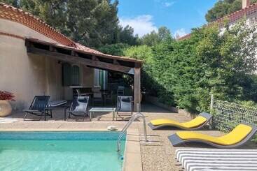 Cassis Hostel Les Heures Claires