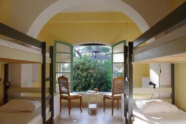 Cassis Hostel Les Heures Claires