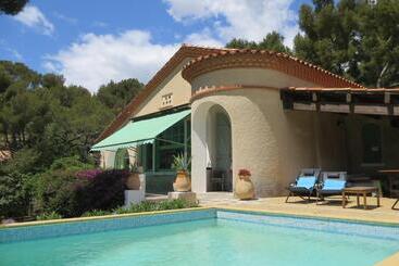 Cassis Hostel Les Heures Claires