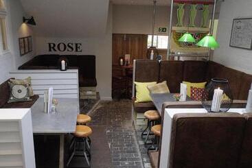 مسافرخانه The Rose And Crown