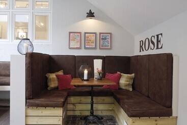 مسافرخانه The Rose And Crown