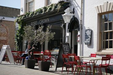 مسافرخانه The Rose And Crown