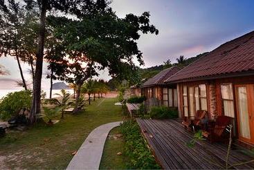 هتل Thiw Son Beach Resort