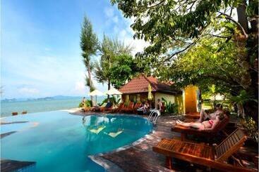 هتل Thiw Son Beach Resort