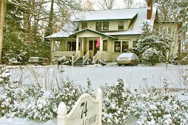 Oakland Cottage Bed And Breakfast