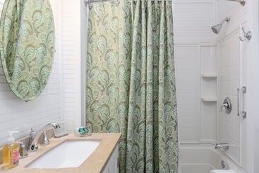 Oakland Cottage Bed And Breakfast