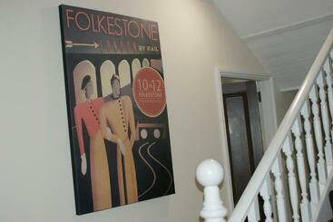 تختخواب و صبحانه 10to12 Folkestone