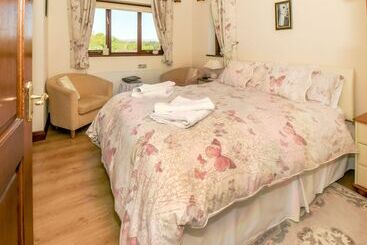تختخواب و صبحانه Erris Villa