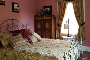 تختخواب و صبحانه The Peach House
