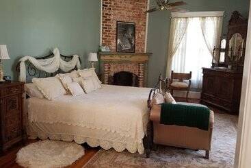 تختخواب و صبحانه The Peach House