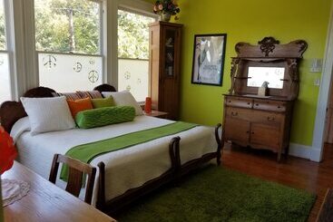تختخواب و صبحانه The Peach House