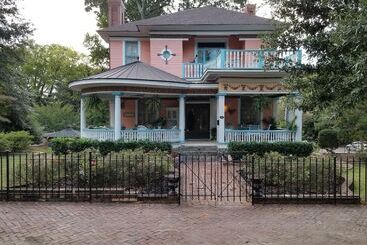 تختخواب و صبحانه The Peach House