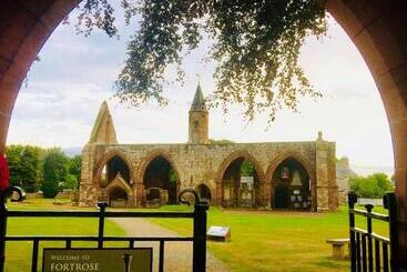تختخواب و صبحانه Tigh Na Mara Guest House Rosemarkie  Breakfast Optional