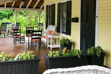تختخواب و صبحانه Yellow House Inn