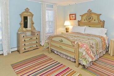 تختخواب و صبحانه Yellow House Inn