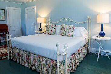 تختخواب و صبحانه Yellow House Inn
