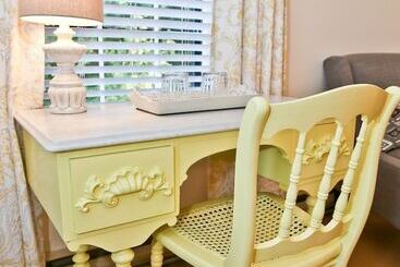 تختخواب و صبحانه Yellow House Inn