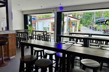 Eclipse Hostel And Bar
