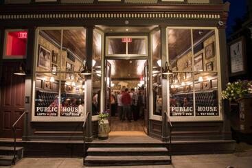 مسافرخانه Public House Lofts